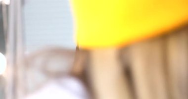 Parlak makyaj yapma süreci. Makyöz yüzüne makyaj yapan bir makyöz. Güzellik salonundaki genç yeşil saçlı kadının portresi..                        