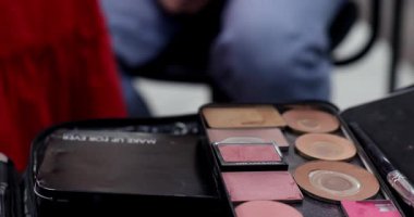 Profesyonel makyaj sanatçısı güzellik salonuna makyaj yapıyor. 