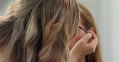 Profesyonel makyöz güzellik salonundaki güzel bayan modellere makyaj yapıyor..               