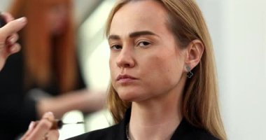 Profesyonel makyöz güzellik salonundaki güzel bayan modellere makyaj yapıyor..               