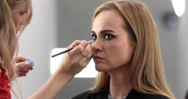 Profesyonel makyöz güzellik salonundaki güzel bayan modellere makyaj yapıyor..               