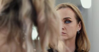 Profesyonel makyöz güzellik salonundaki güzel bayan modellere makyaj yapıyor..               