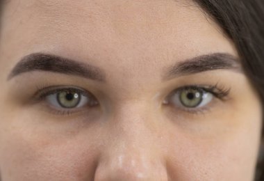 kaş makyajlı güzel bir genç bayan, yakın plan.           