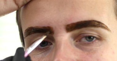 Güzellik salonunda güzel bir genç kadının portresi, kaş makyajı yaptırıyor..                          