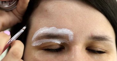 Güzellik salonundaki güzel genç bayanı yakından görmek, kaş makyajı yaptırmak..                          