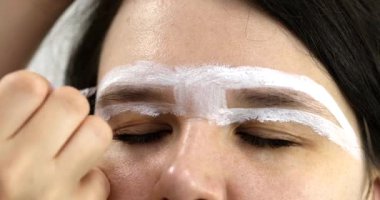 Güzellik salonundaki güzel genç bayanı yakından görmek, kaş makyajı yaptırmak..                          