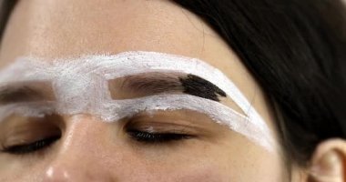 Güzellik salonundaki güzel genç bayanı yakından görmek, kaş makyajı yaptırmak..                          