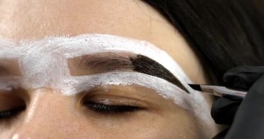 Güzellik salonundaki güzel genç bayanı yakından görmek, kaş makyajı yaptırmak..                          