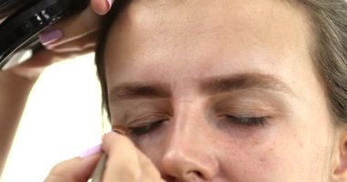 Güzellik salonunda makyaj yaptıran güzel bir genç kadının portresi..                          