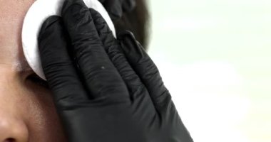 Güzellik salonundaki güzel genç bayanı yakından görmek, kaş makyajı yaptırmak..                          