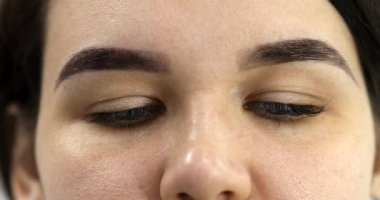 Güzellik salonundaki güzel genç bayanı yakından görmek, kaş makyajı yaptırmak..                          