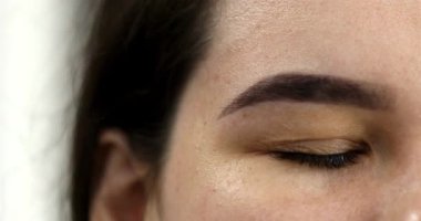 Güzellik salonundaki güzel genç bayanı yakından görmek, kaş makyajı yaptırmak..                          