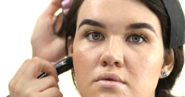 Profesyonel makyöz güzellik salonundaki güzel bayan modellere makyaj yapıyor..                   