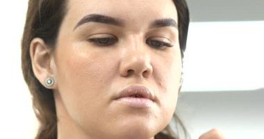 Profesyonel makyöz güzellik salonundaki güzel bayan modellere makyaj yapıyor..                   