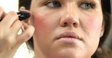 Profesyonel makyöz güzellik salonundaki güzel bayan modellere makyaj yapıyor..                   