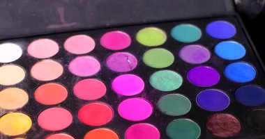 Farklı göz farlarının renk paleti, renkli makyaj malzemelerinin tepsisi
