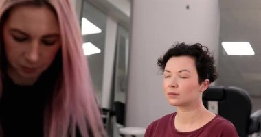 Profesyonel makyöz güzellik salonundaki güzel kadın mankene makyaj yapıyor..                      