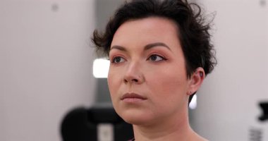 Profesyonel makyöz güzellik salonundaki güzel kadın mankene makyaj yapıyor..                      