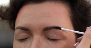 Profesyonel makyöz güzellik salonundaki güzel kadın mankene makyaj yapıyor..                      