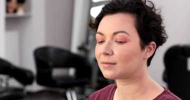 Profesyonel makyöz güzellik salonundaki güzel kadın mankene makyaj yapıyor..                      