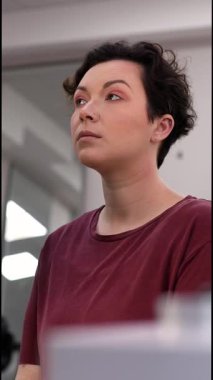 Profesyonel makyöz güzellik salonundaki güzel kadın mankene makyaj yapıyor..                      