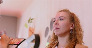 Profesyonel makyöz güzellik salonundaki güzel kadın mankene makyaj yapıyor..                      