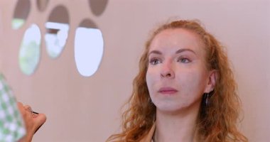 Profesyonel makyöz güzellik salonundaki güzel kadın mankene makyaj yapıyor..                      