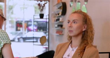 Profesyonel makyöz güzellik salonundaki güzel kadın mankene makyaj yapıyor..                      