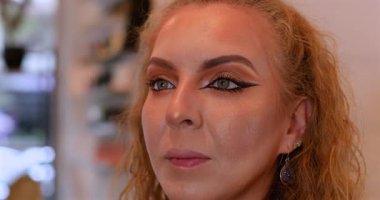 Profesyonel makyöz güzellik salonundaki güzel kadın mankene makyaj yapıyor..                      