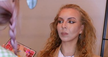 Profesyonel makyöz güzellik salonundaki güzel kadın mankene makyaj yapıyor..                      