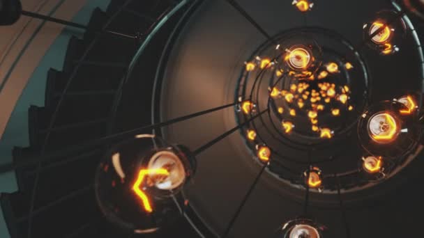Leć Przez Spiralne Schody Oświetlone Przez Ciepłe Świecące Żarówki Tworząc — Wideo stockowe