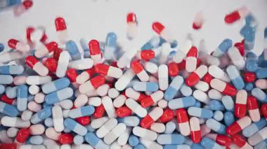 Kırmızı, beyaz ve mavi kapsüller düşüyor ve ekranı dolduruyor. Tıbbi ya da ilaç konuları için idealdir. 4K ProRes 4444 animasyonu şeffaf arkaplan (alfa kanalı)).