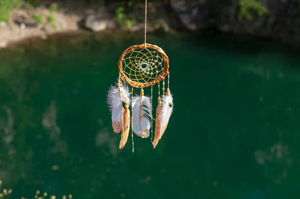 Handmade Dreamcatcher Close Artesanato Boêmio Tribal Pendurado Sobre Lago Azul — Fotografia de Stock