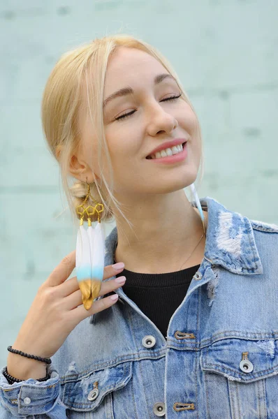 Güzel Sarışın Kadının Yakın Plan Portresi Şık Tüylü Küpeler Kot — Stok fotoğraf