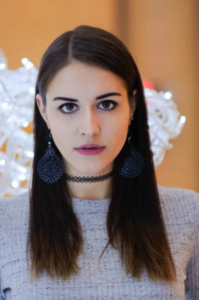 Gri Elbiseli Güzel Esmer Kadınların Yakın Plan Portresi Noel Işıkları — Stok fotoğraf