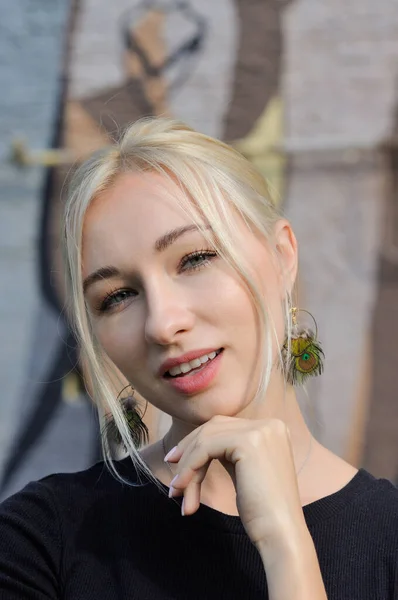 Zbliżenie Emocjonalny Portret Pięknej Blondynki Boho Eleganckie Kolczyki Piór Biżuteria — Zdjęcie stockowe