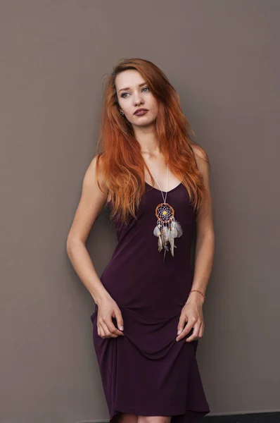 漂亮的红头发女孩穿着酒装 时髦的衣服和手工制作的白梦捕手羽毛的画像 — 图库照片
