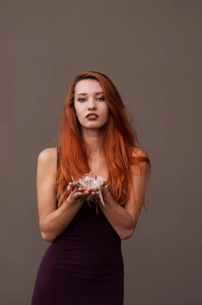 Şarabın Içinde Ince Kızıl Saçlı Güzel Bir Kızın Portresi Şık — Stok fotoğraf