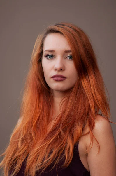 Крупный План Портрет Красивой Надменной Худой Девушки Длинными Рыжими Волосами — стоковое фото