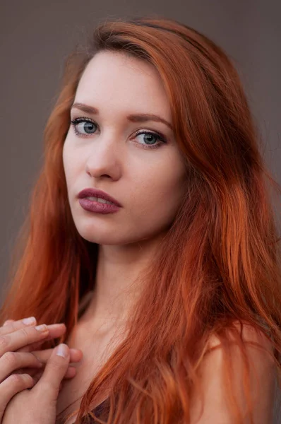 Крупный План Портрет Красивой Надменной Худой Девушки Длинными Рыжими Волосами Стоковое Фото