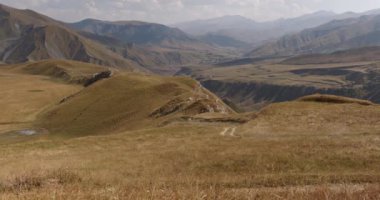 Motokros dağlarda dikey çerçevede. Yüksek kalite 4k görüntü