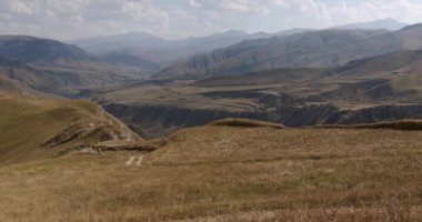 Motokros dağlarda dikey çerçevede. Yüksek kalite 4k görüntü