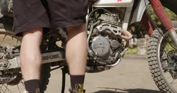 Человек Заводит Мотоцикл Эндуро Высококачественные Кадры — стоковое видео