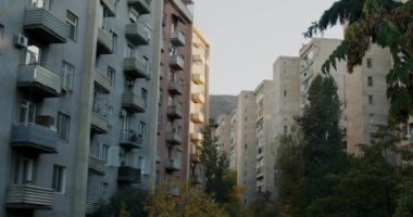 Tiflis 'in merkezindeki konut binaları. Yüksek kalite 4k görüntü
