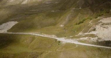 Dağlarda motokros Yüksek kalite 4K görüntü