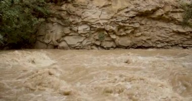 Çamurlu dağ nehri. Yüksek kalite 4k görüntü