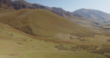 Dağlarda motokros Yüksek kalite 4K görüntü