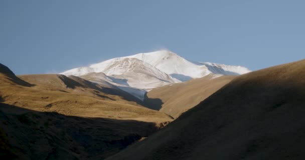 View Snowy Mountain Peak High Quality Footage — Vídeos de Stock