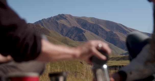 Робить Кавовий Пікнік Горах Високоякісні Кадри — стокове відео