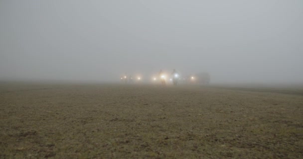 Група Мотоциклів Проїжджає Через Поле Тумані Високоякісні Кадри — стокове відео